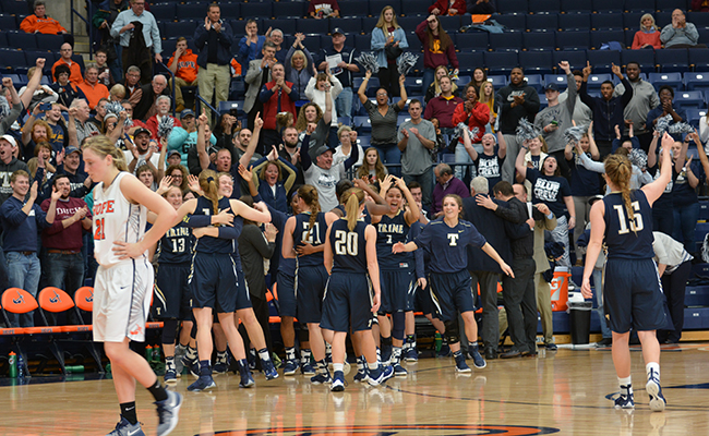 Women’s Basketball Wins First MIAA Title with Victory at No. 8 Hope