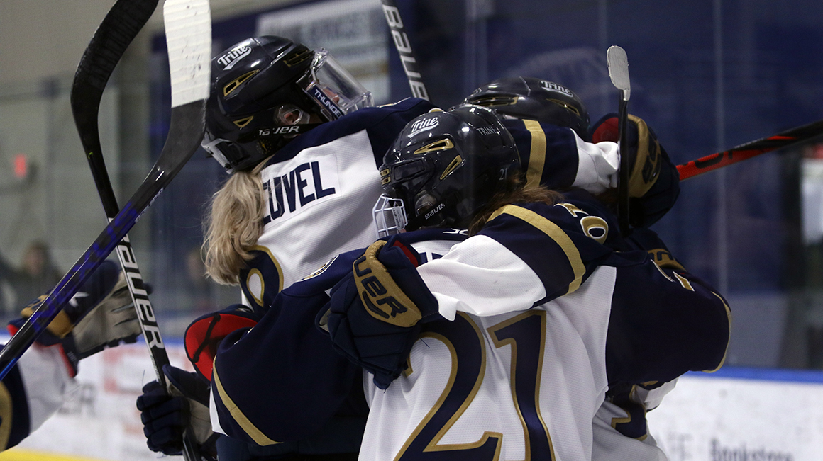 Spartans Hold Off Women's Hockey
