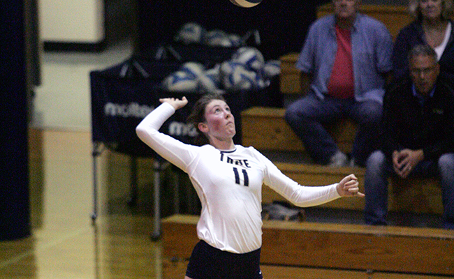 Volleyball Concludes Season with Loss to Calvin