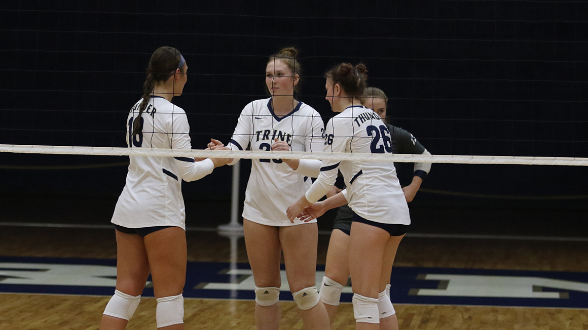 Women's Volleyball Hosting Summer Camps