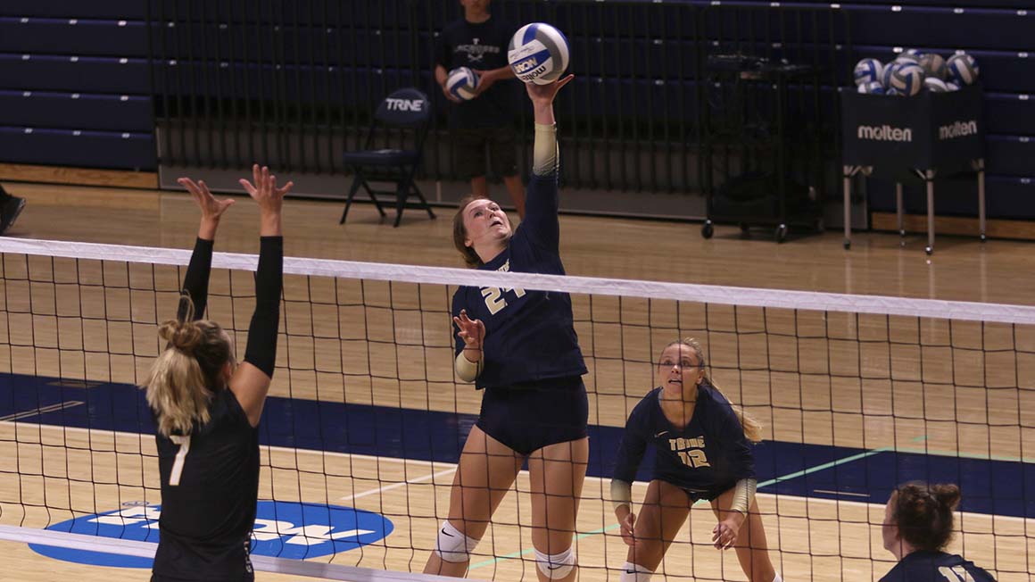 Women's Volleyball Goes Even in Tri-Match at Albion