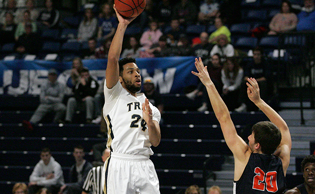 Men's Hoops Tips Off Season With Win Against Illinois Tech