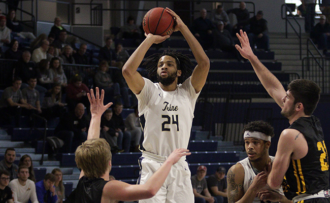 Men's Hoops Clipped by Olivet