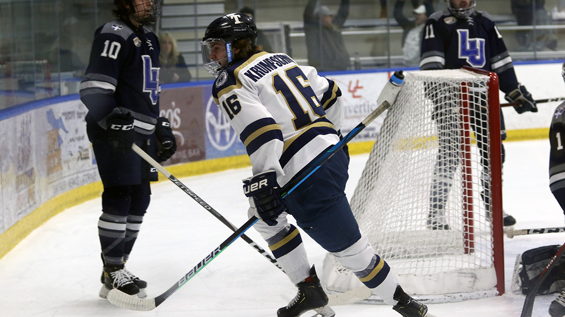 Three-Goal First Lifts Men's Hockey to 4-1 Victory