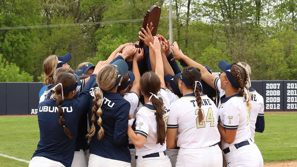 Softball Captures Fifth-Straight MIAA Championship with Senior Day Sweep