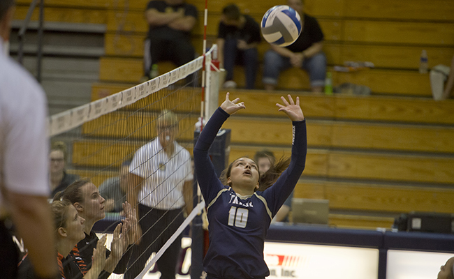 No. 6 Hope Edges Out Volleyball