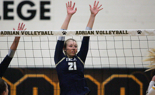 Women's Volleyball Drops Two at Crossover