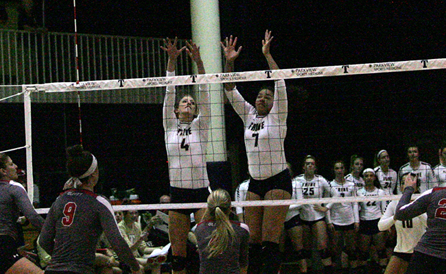 Volleyball Completes Comeback Against Kalamazoo