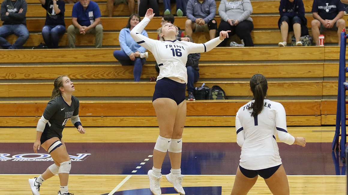 Women's Volleyball Opens Conference Slate with Home Victory over Kalamazoo, Drops Match to Manchester